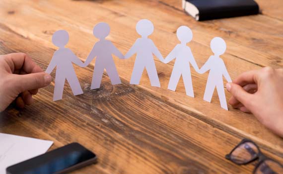 Ribambelle de papier représentant l'aide appoortée par une association spécialisée en surendettement