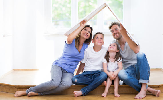 Famille heureuse d'avoir conservé sa maison grâce au réméré