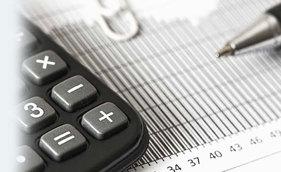 Calculatrice utilisée pour calculer le TEG d'un crédit
