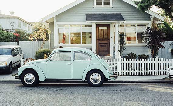 Voiture garée devant une maison qui sera vendue en réméré
