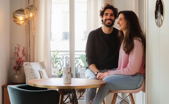 Illustration d'un couple ayant remboursé ses dettes grâce au réméré