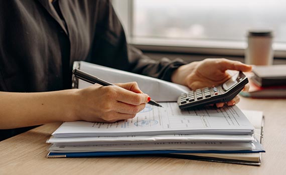 Femme qui calcule la fiscalité applicable à une opération de réméré
