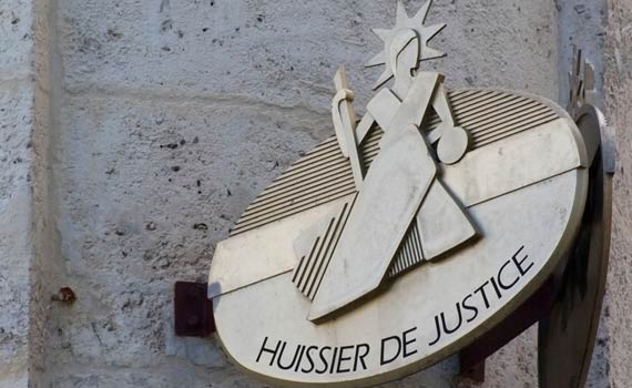Panonceau d'un huissier qui doit remettre un commandement de payer valant saisie à un débiteur