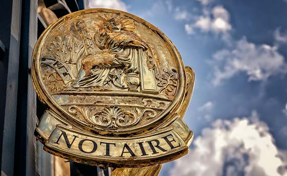 Panonceau à l'entrée d'un office notarial qui instruit des ventes à réméré