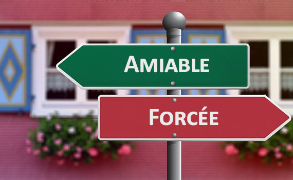Panneau représentant les deux issues possibles d'une audience d'orientation : la vente amiable ou la vente forcée