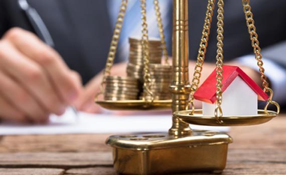 Balance mesurant l'équilibre entre une maison et la trésorerie apportée par une vente à réméré