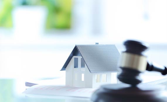 Maillet de juge qui prononce la saisie immobilière d'une maison